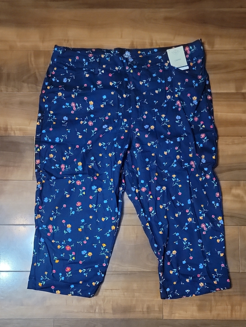 (#16) St. John's Bay Navy Floral Capris